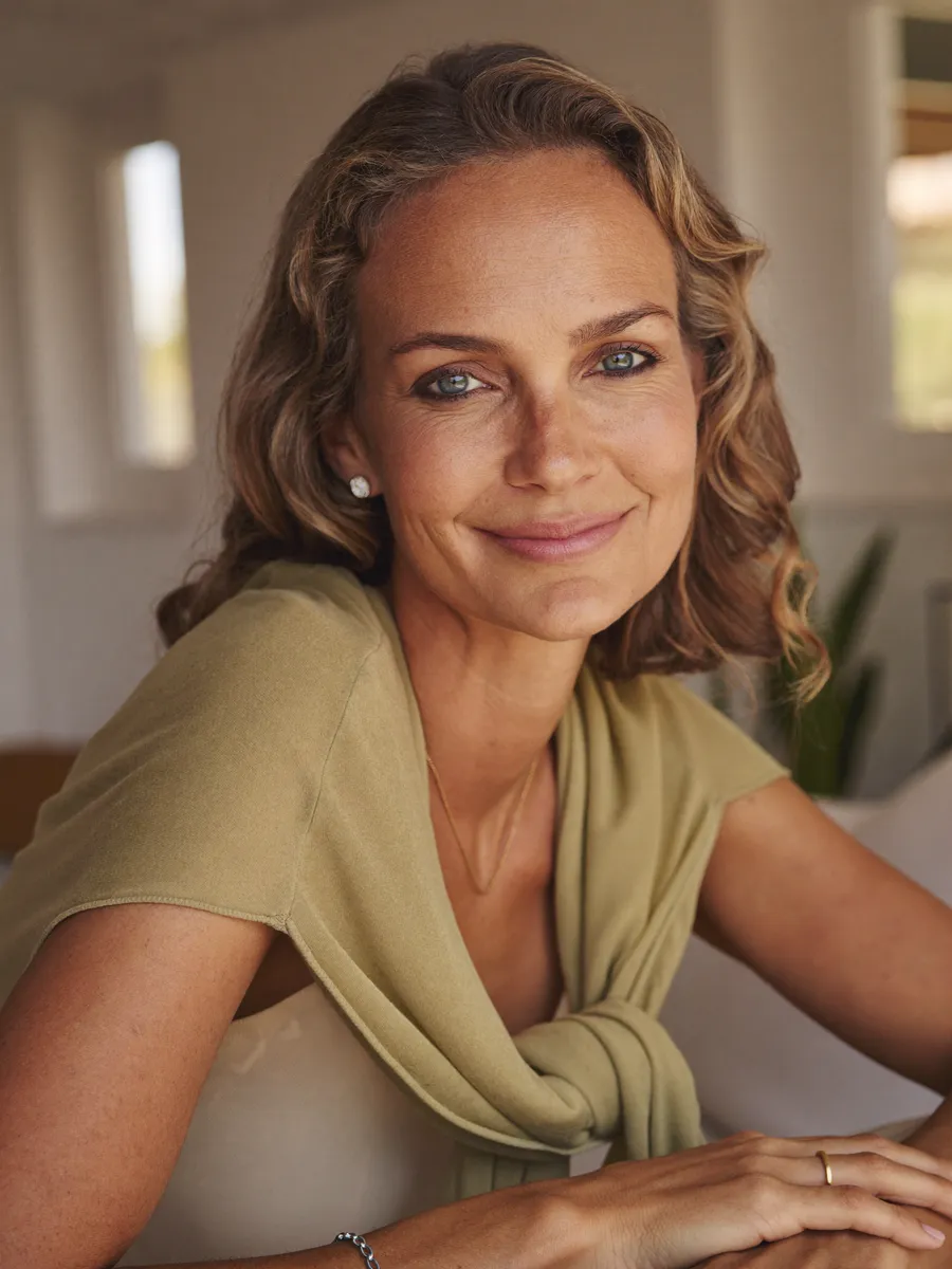 Camille, un sourire complice à la maison